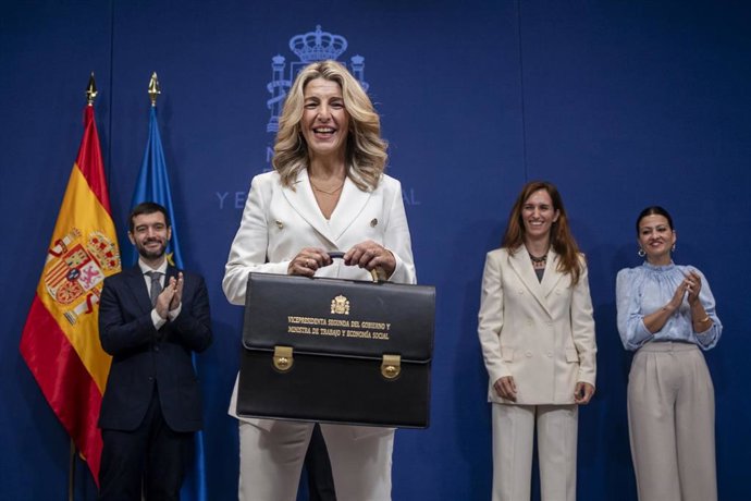 Archivo - La vicepresidenta segunda y ministra de Trabajo y Economía Social, Yolanda Díaz, posa con su cartera, en un acto en la sede ministerial, a 21 de noviembre de 2023, en Madrid (España). 