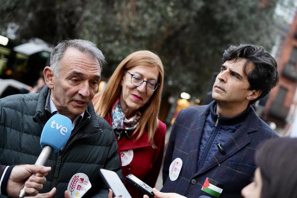El portavoz de IU en el Congreso, Enrique Santiago (1i), atiende a los medios de comunicación durante el acto de cierre de campaña electoral de En Común en Castilla y León, a 13 de marzo de 2026, en Valladolid. (Foto de archivo).