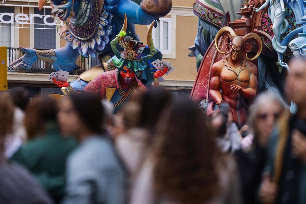 Personas alrededor de la Falla de Convento Jerusalén, a 14 de marzo de 2026, en Valencia, Comunidad Valenciana (España).