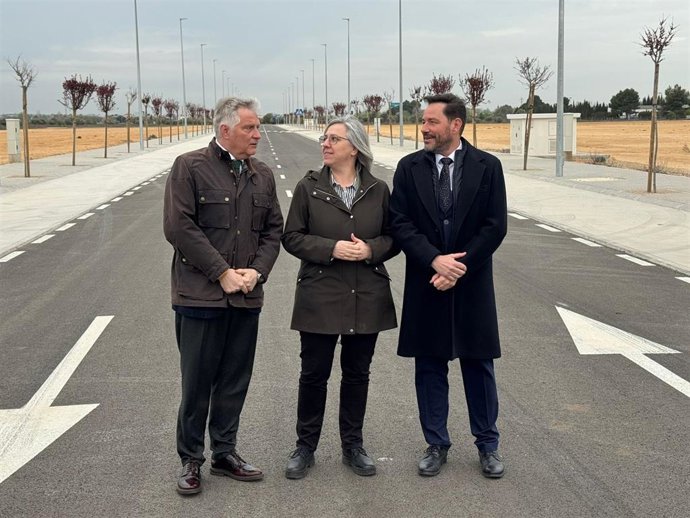 El alcalde de Ciudad Real, Francisco Cañizares, y la directora de Casa47, Leire Iglesias, y el subdelegado del Gobierno, David Broceño.