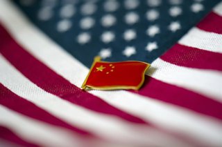 Archivo - FILED - 14 July 2011, Saxony, Dresden: A Chinese flag pin lies over an American flag. US diplomat and politician Peter Hoekstra, former US ambassador to the Netherlands during the administration of former President Donald Trump, highlighted the 