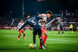 Archivo - November 30, 2025, Madrid, Spain: Jude Bellingham (Real Madrid CF) and Vitor Reis (Girona FC) seen in action during the La Liga EA Sports match between Girona FC and Real Madrid at Estadi Municipal de Montilivi. Final score: Girona FC 1 - 1 Real