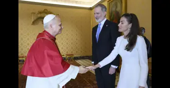Los Reyes se reúnen con León XIV y le regalan una manta de lana merina y un facsímil del libro de horas de Felipe II