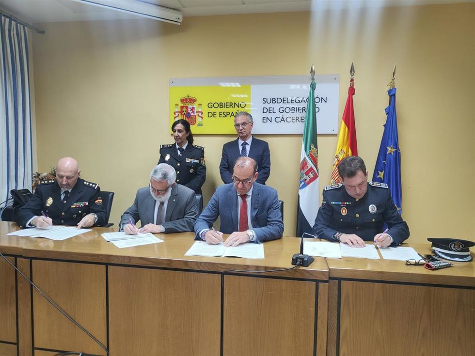 Firma del convenio para que la Policía Local de Cáceres se integre en el sistema VioGen de protección a las víctimas de la violencia de género junto a la Policía Nacional