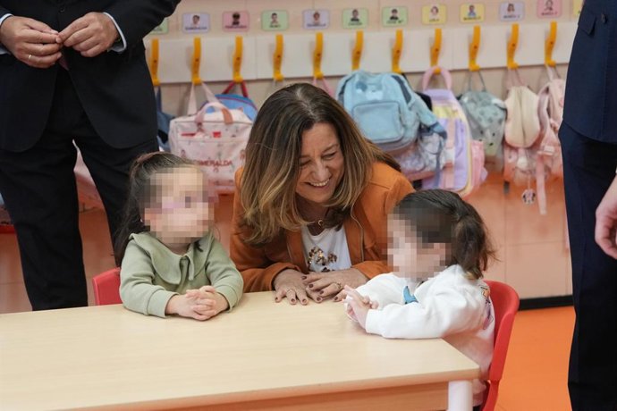 La consejera de Desarrollo Educativo y Formación Profesional, María del Carmen Castillo, en una escuela infantil de Los Molares (Sevilla).