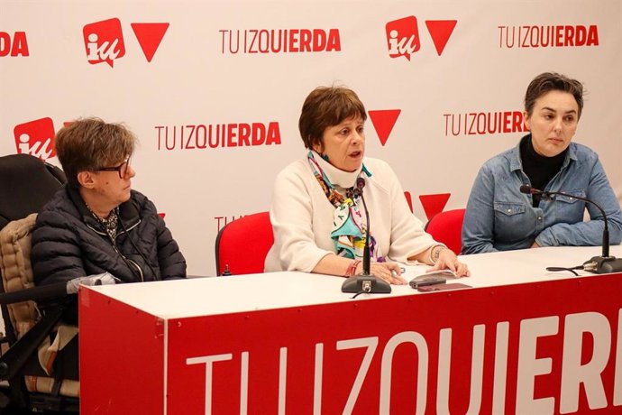 La diputada de Izquierda Unida Henar Moreno junto a usuarias del servicio de ayuda a domicilio