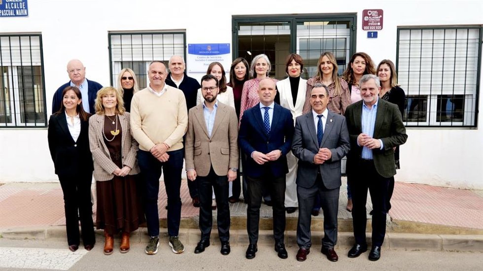 Autoridades provinciales y municipales, junto a representantes sociales, posan a las puertas del nuevo Centro de Servicios Sociales Comunitarios de La Mojonera (Almería) tras su inauguración.