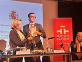 Foto: Vida Manso González-Zabraniecki recibe la Orden de Alfonso X el Sabio por difundir la cultura española en Francia