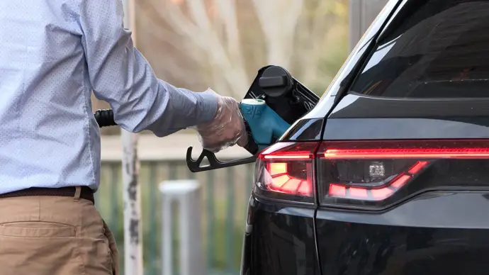 Repostando combistible. - EUROPA PRESS