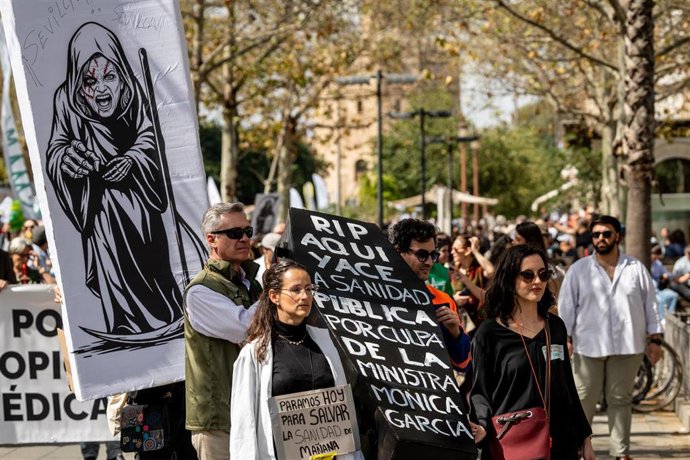 Manifestación en Sevilla convocada por el Sindicato Médico Andaluz (SMA) en rechazo del Estatuto Marco que impulsa el Ministerio de Sanidad. A 18 de marzo de 2026 en Sevilla (Andalucía, España).  