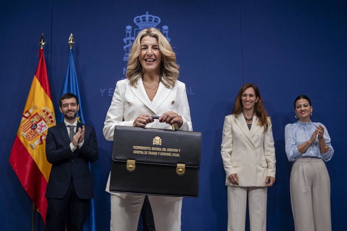 Archivo - Arquivo - A segunda vice-presidente e ministra do Trabalho e da Economia Social, Yolanda Díaz, posa com sua pasta, durante um evento na sede do ministério, em 21 de novembro de 2023, em Madri (Espanha).