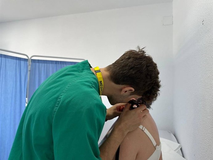 Archivo - Un médico examinando a una paciente en consulta. Imagen de Archivo