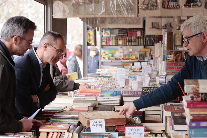 El concejal de Comercio, Mercados y Consumo, Víctor Martín, ha inaugurado esta mañana la 33 Feria del Libro Antiguo y de Ocasión de Valladolid, acompañado por el organizador de la cita Víctor López Bachiller