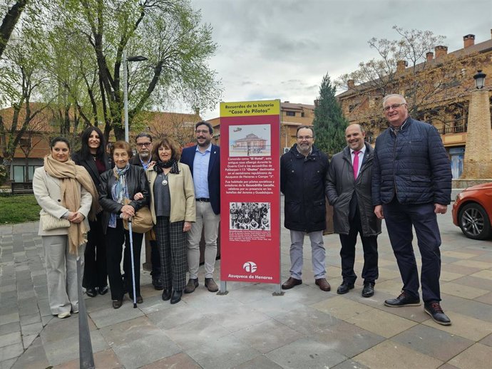 El presidente de las Cortes Regionales ha participado en un homenaje, con placa, monolito y exposición, en recuerdo de la presencia de estos aviadores en el municipio.