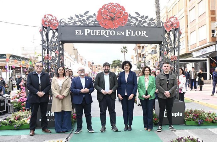 El presidente de la Región de Murcia, Fernando López Miras, en la inauguración de la IV Feria de Comercio y la Gastronomía ‘El Puerto en Flor’