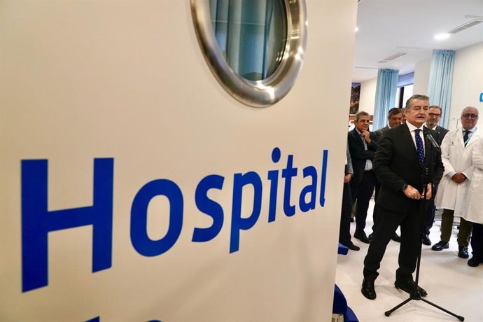 El consejero de Sanidad, Presidencia y Emergencias, Antonio Sanz, en el Hospital Materno Infantil de Málaga.