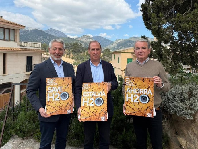De izquierda a derecha, el director general de Recursos Hídricos, Joan Calafat, el conseller del Mar y el Ciclo del Agua, y el alcalde de Selva, Joan Rotger, en la presentación de una campaña para ahorrar agua.