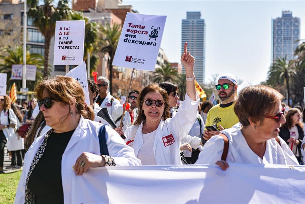 Médicos durante una manifestación en Barcelona, a 20 de marzo de 2026, en Barcelona