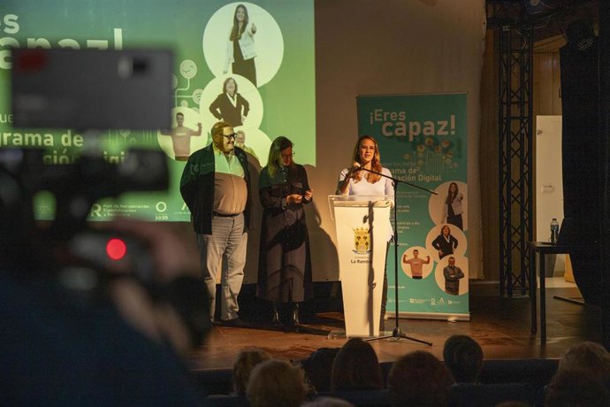 La delegada de Desarrollo Tecnológico, Transformación Digital y Juventud en la Diputación de Córdoba, Sara Alguacil, interviene en la clausura de la jornada de 'Eres Capaz'.