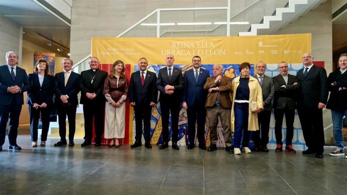 Numerosos representantes políticos y sociales participan en el acto oficial de inauguración de la exposición 'Reina Ella. Urraca I de León' en el Museo de León.