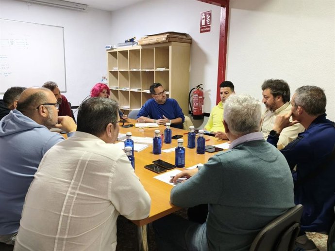 El portavoz de Adelante Andalucía, José Ignacio García (centro), en su reunión con CCOO y USO para abordar la situación en Hitachi.