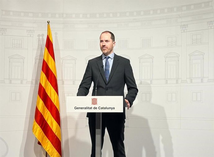 El portavoz del PP en el Parlament, Juan Fernández, en rueda de prensa.