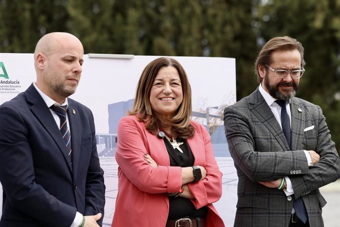La consejera María del Carmen Castillo ha presentado este viernes el proyecto de esta actuación que permitirá crear 240 nuevos puestos escolares de ESO y Bachillerato y retirar cuatro aulas prefabricadas del centro escolar.