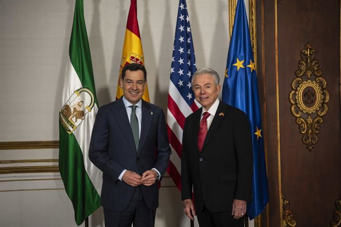 El presidente de la Junta de Andalucía, Juanma Moreno, recibe al embajador de Estados Unidos en España, Benjamín León.