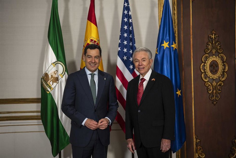 El presidente de la Junta de Andalucía, Juanma Moreno, recibe al embajador de Estados Unidos en España, Benjamín León.