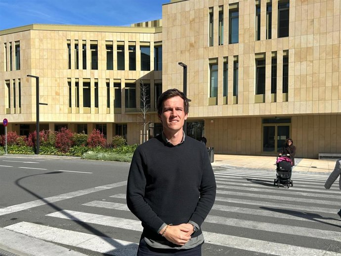 El portavoz de Vox en La Rioja, Ángel Alda, frente al Centro de Salud Rodríguez Paterna