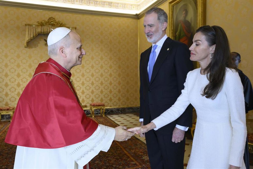 Los Reyes Felipe VI y Letizia saludan al Papa León XIV durante su audiencia privada en el Vaticano, este viernes 20 de marzo de 2026.