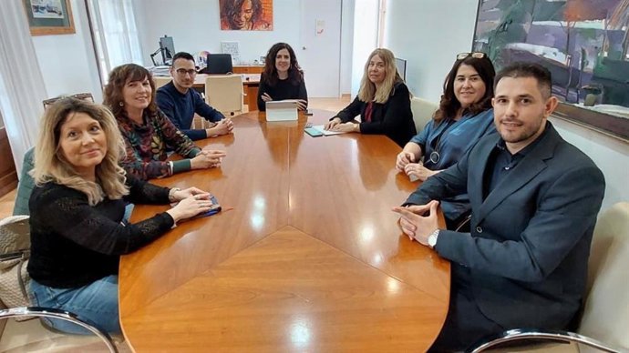 Reunión entre la consellera de Familias, Bienestar Social y Atención a la Dependencia, Sandra Fernández, con las entidades que prestan el servicio del SAD.