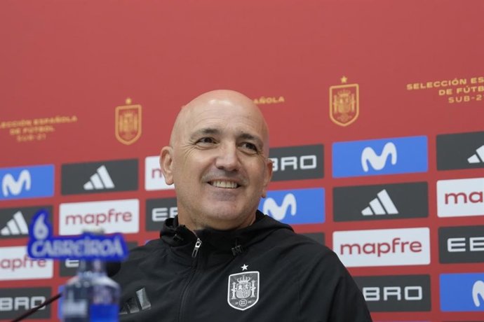 El seleccionador nacional Sub-21, David Gordo, atiende a la prensa.