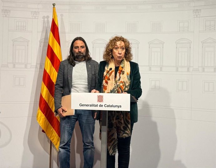 Los portavoces de ERC en el Parlament Ester Capella y Jordi Albert en una rueda de prensa en la Generalitat