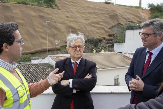 El presidente de la Diputación de Córdoba, Salvador Fuentes, en su visita al Cerro de los Poetas de Puente Genil.