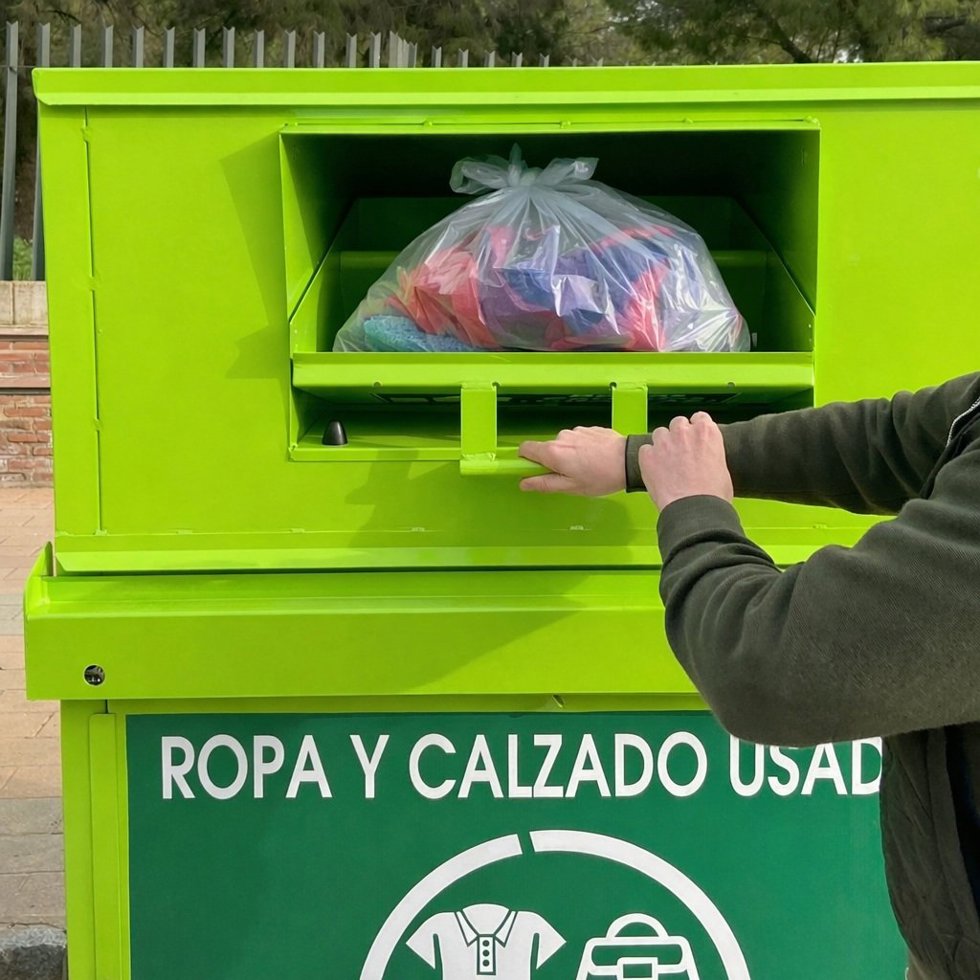 Promedio lanza una campaña para concienciar sobre el reciclaje de los residuos textiles en la provincia de Badajoz.