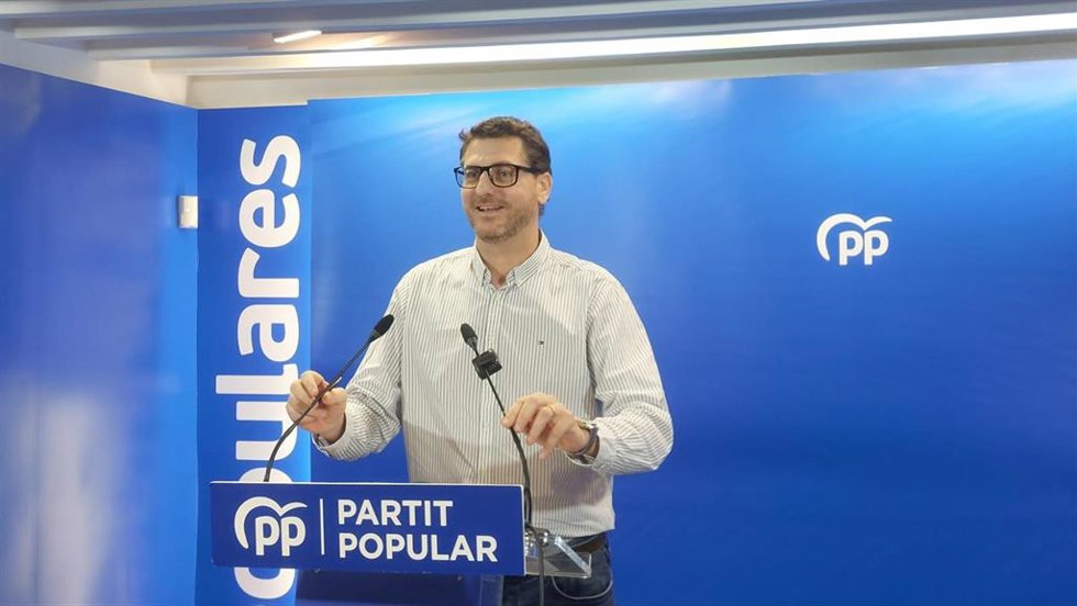Archivo - El portavoz del PP en el Parlament, Sebastià Sagreras, en rueda de prensa.