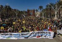 Una delegación de los sindicatos docentes entra en el Parlament para reunirse con los grupos
