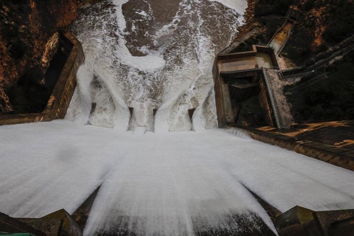 Archivo - Embalse de Forata desembalsando agua, a 6 de marzo de 2025, en Valencia