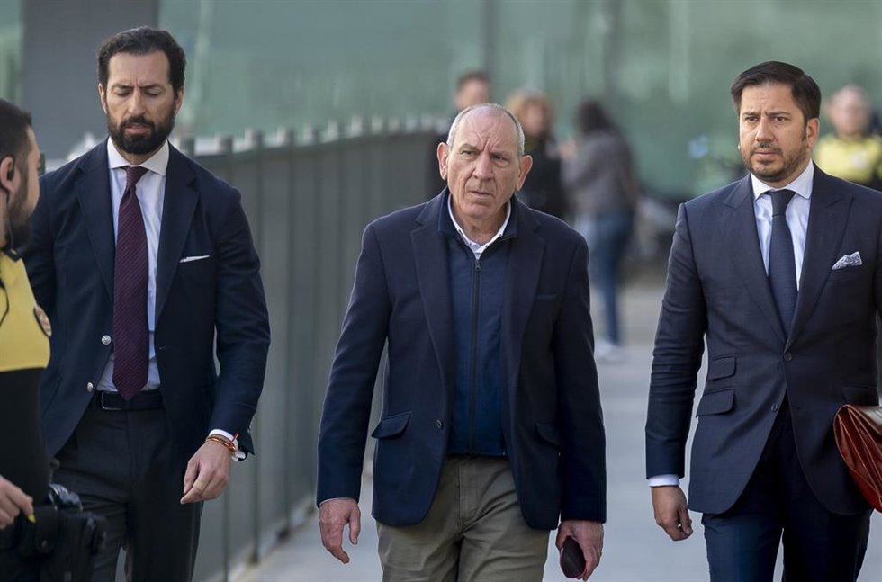 El exdirector adjunto operativo (DAO) de la Policía Nacional, José Ángel González (c), a su salida del Juzgado de Violencia sobre la Mujer Número 8, a 17 de marzo de 2026, en Madrid (España).