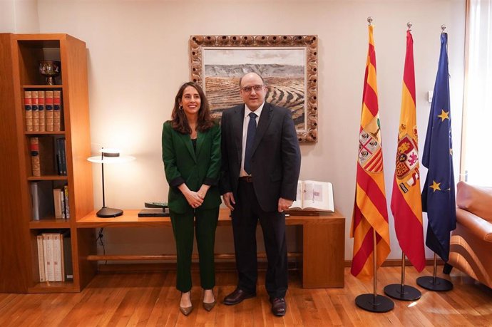 La presidenta de las Cortes de Aragón, María Navarro, y el presidente de la Cámara de Cuencas, Jesús Royo.