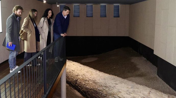 El secretario xeral del PSdeG, José Ramón Gómez Besteiro, visita las cloacas romanas en Lugo.