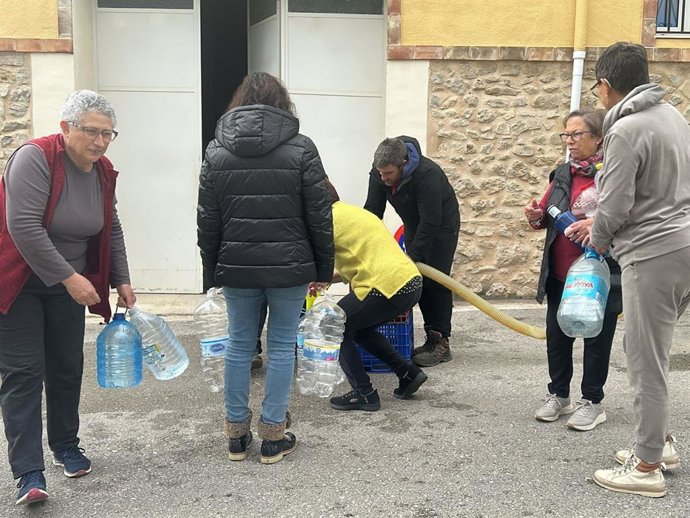 Archivo - Vecinos de La Vall de Laguar (Alicante) llenan garrafas de agua procedente de un camión cisterna ante problemas registrados en el suministro