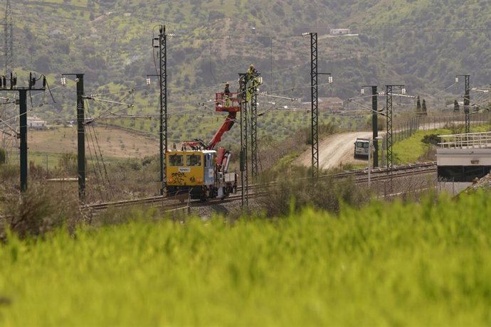 Imagen de las obras de emergencias sobre el talud que se vio gravemente afectado por el pasado temporal a su paso por Álora (Málaga) y que mantiene sin servicio directo la conexión del AVE Madrid-Málaga a las puertas de Semana Santa. 
