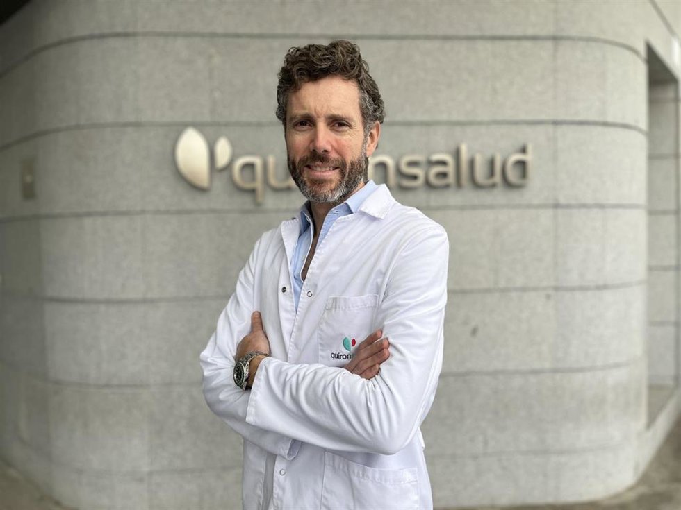 El especialista en Traumatología y Cirugía Ortopédica y miembro de la Unidad de Cadera del Hospital Quirónsalud Sagrado Corazón, el doctor José Lirola.