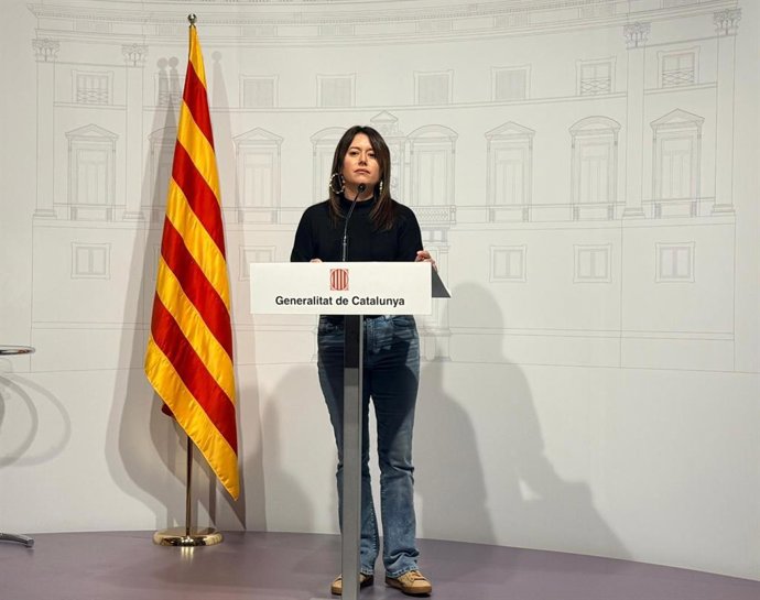La portavoz de la CUP en el Parlament, Laure Vega, en una rueda de prensa en la Generalitat