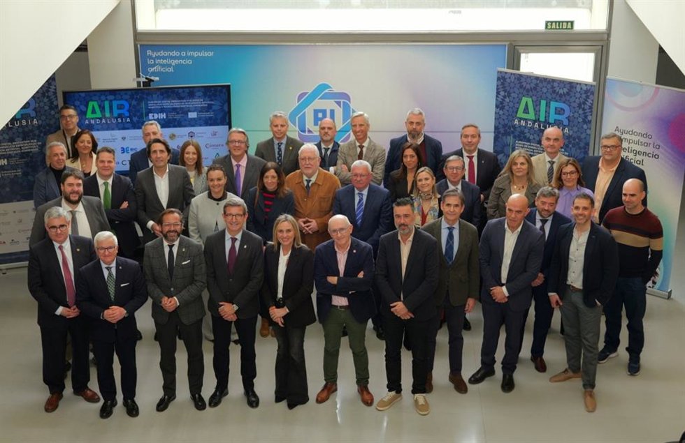 El consejero de Industria y presidente de la ADA, Jorge Paradela, ha participado en la presentación de AIR-Andalusia, iniciativa estratégica orientada a acercar la Inteligencia Artificial y la robótica al tejido empresarial y las administraciones públic