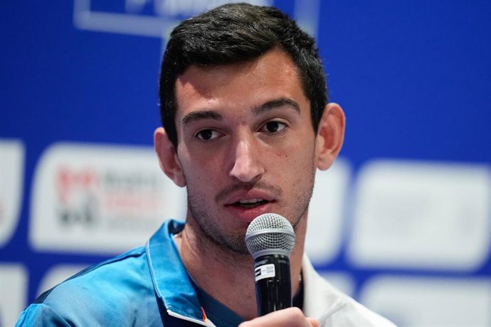 Archivo - El atleta español Quique Llopis durante un acto