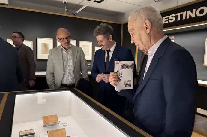 El consejero de Cultura, Turismo y Deporte de la Comunidad de Madrid, Mariano de Paco, en la exposición 'Valle-Inclán en Madrid'