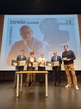 Foto: Correos presenta en la Filmoteca el sello dedicado al cineasta cántabro Mario Camus